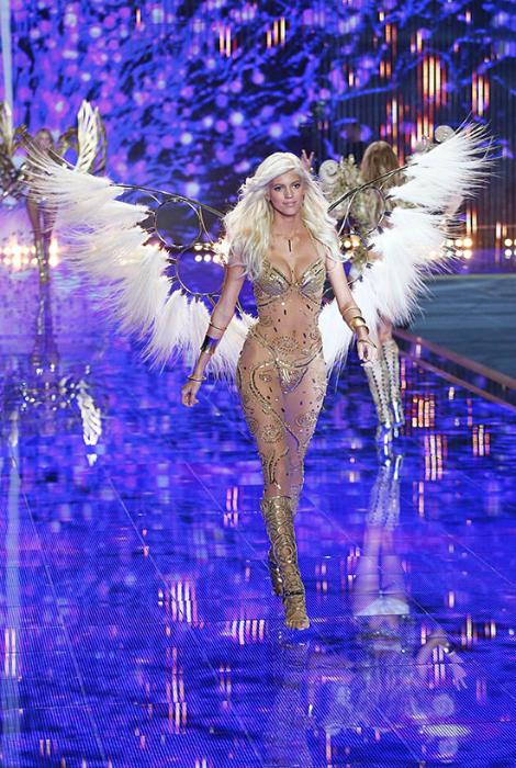 Девон Виндзор на Victoria's Secret Fashion Show в золотом купальнике и платье-сетке с золотыми узорами.