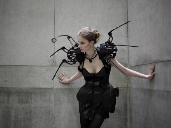 Это платье создано, чтобы защитить личное пространство его обладательницы. Наряд имеет 6 роботизированных паучьих лап, торчащих из плеч, которые реагируют на движения.